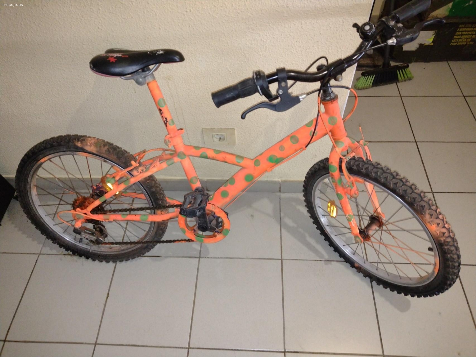 bicicleta niña. bicicleta pintada por adolescente, pero en buen estado general ,habría que revisarla pues lleva parada dos años.