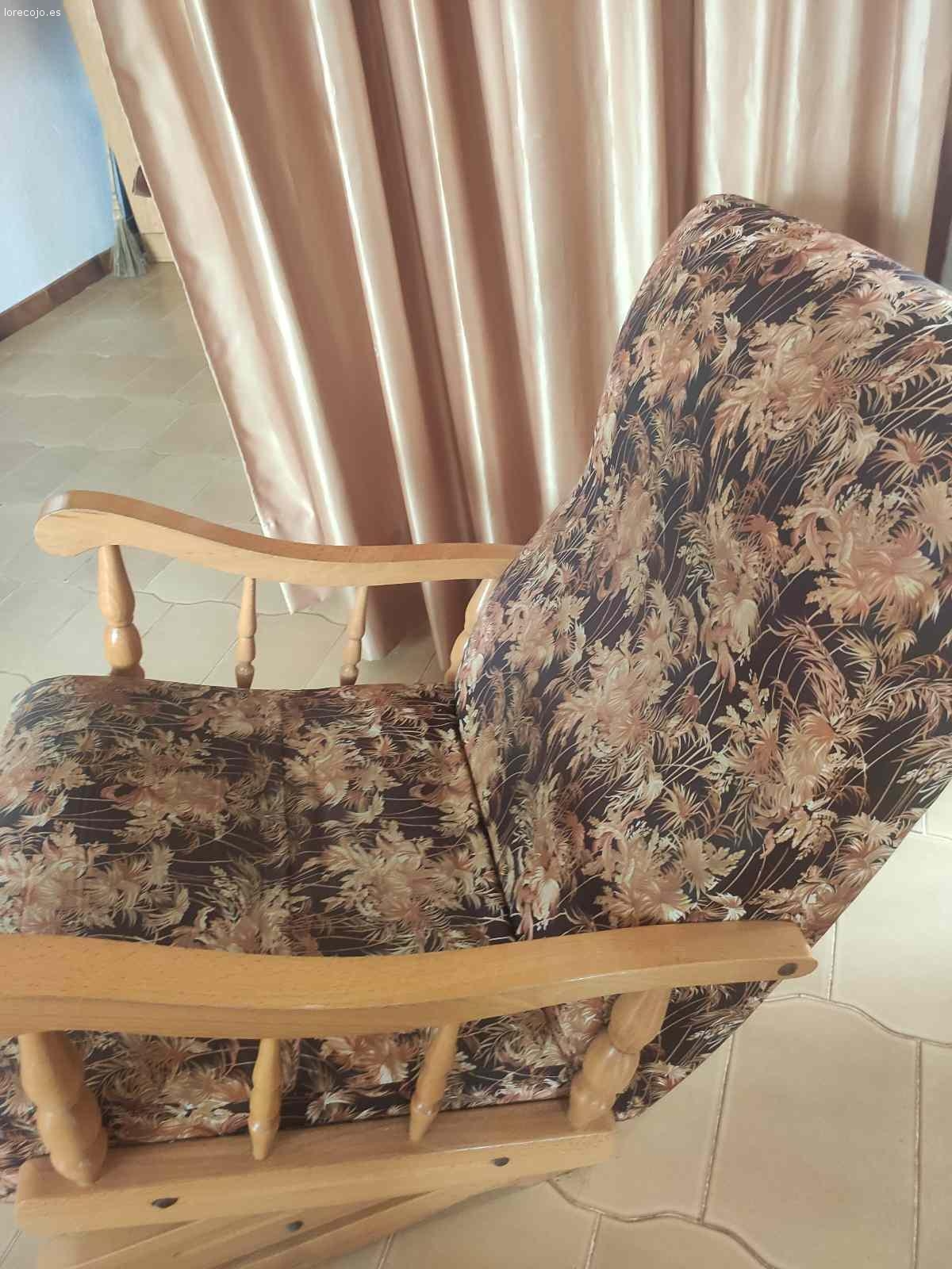 Butaca Sofá de madera maciza gratis se regala regalo a recog. Butaca Sofá de madera maciza gratis se regala regalo a recoger hoy. Necesita reparación en la parte de la madera.