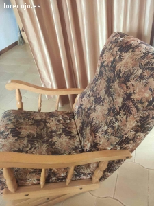 Butaca Sofá de madera maciza gratis se regala regalo a recog. Butaca Sofá de madera maciza gratis se regala regalo a recoger hoy. Necesita reparación en la parte de la madera.