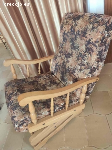 Butaca Sofá de madera maciza gratis se regala regalo a recog. Butaca Sofá de madera maciza gratis se regala regalo a recoger hoy. Necesita reparación en la parte de la madera.
