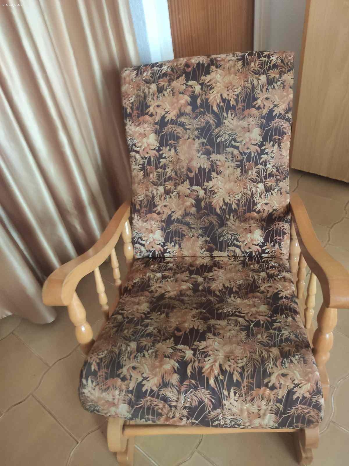 Butaca Sofá de madera maciza gratis se regala regalo a recog. Butaca Sofá de madera maciza gratis se regala regalo a recoger hoy. Necesita reparación en la parte de la madera.