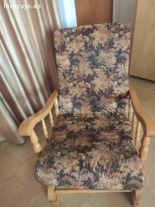 Butaca Sofá de madera maciza gratis se regala regalo a recog. Butaca Sofá de madera maciza gratis se regala regalo a recoger hoy. Necesita reparación en la parte de la madera.