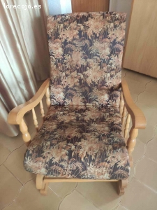 Butaca Sofá de madera maciza gratis se regala regalo a recog. Butaca Sofá de madera maciza gratis se regala regalo a recoger hoy. Necesita reparación en la parte de la madera.