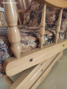 Butaca Sofá de madera maciza gratis se regala regalo a recog. Butaca Sofá de madera maciza gratis se regala regalo a recoger hoy. Necesita reparación en la parte de la madera.