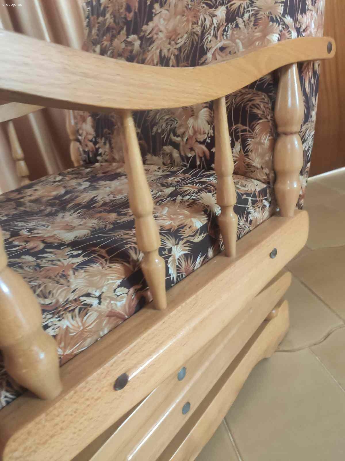 Butaca Sofá de madera maciza gratis se regala regalo a recog. Butaca Sofá de madera maciza gratis se regala regalo a recoger hoy. Necesita reparación en la parte de la madera.