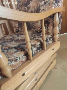 Butaca Sofá de madera maciza gratis se regala regalo a recog. Butaca Sofá de madera maciza gratis se regala regalo a recoger hoy. Necesita reparación en la parte de la madera.