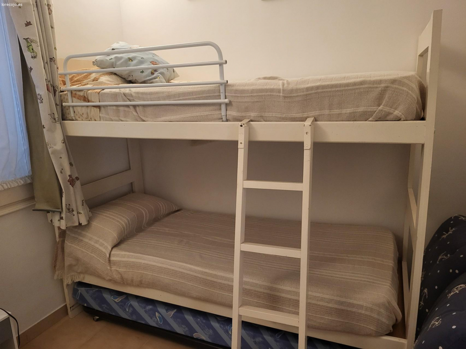 literas. litera lacada en blanco de madera de pino. Con escalera y colchones.