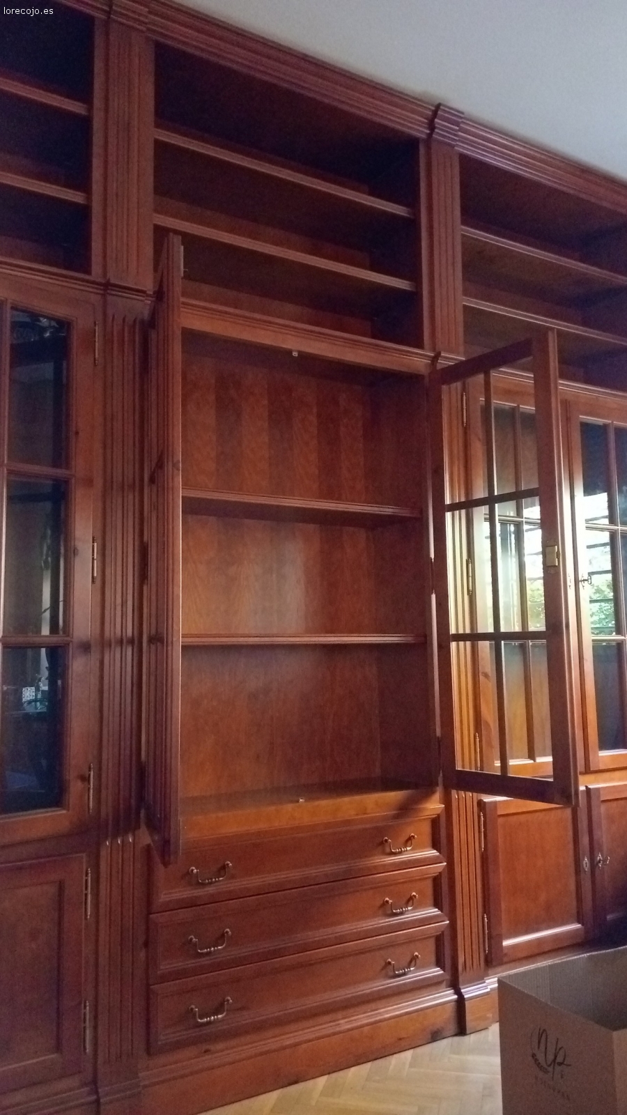 mueble de salón. se regala mueble de salón en perfecto estado 
largo 4,10
alto 2,88
40 cm 
todo aproximadamente
si estás interesado tienes que venir y desmontarlo. va por módulos.