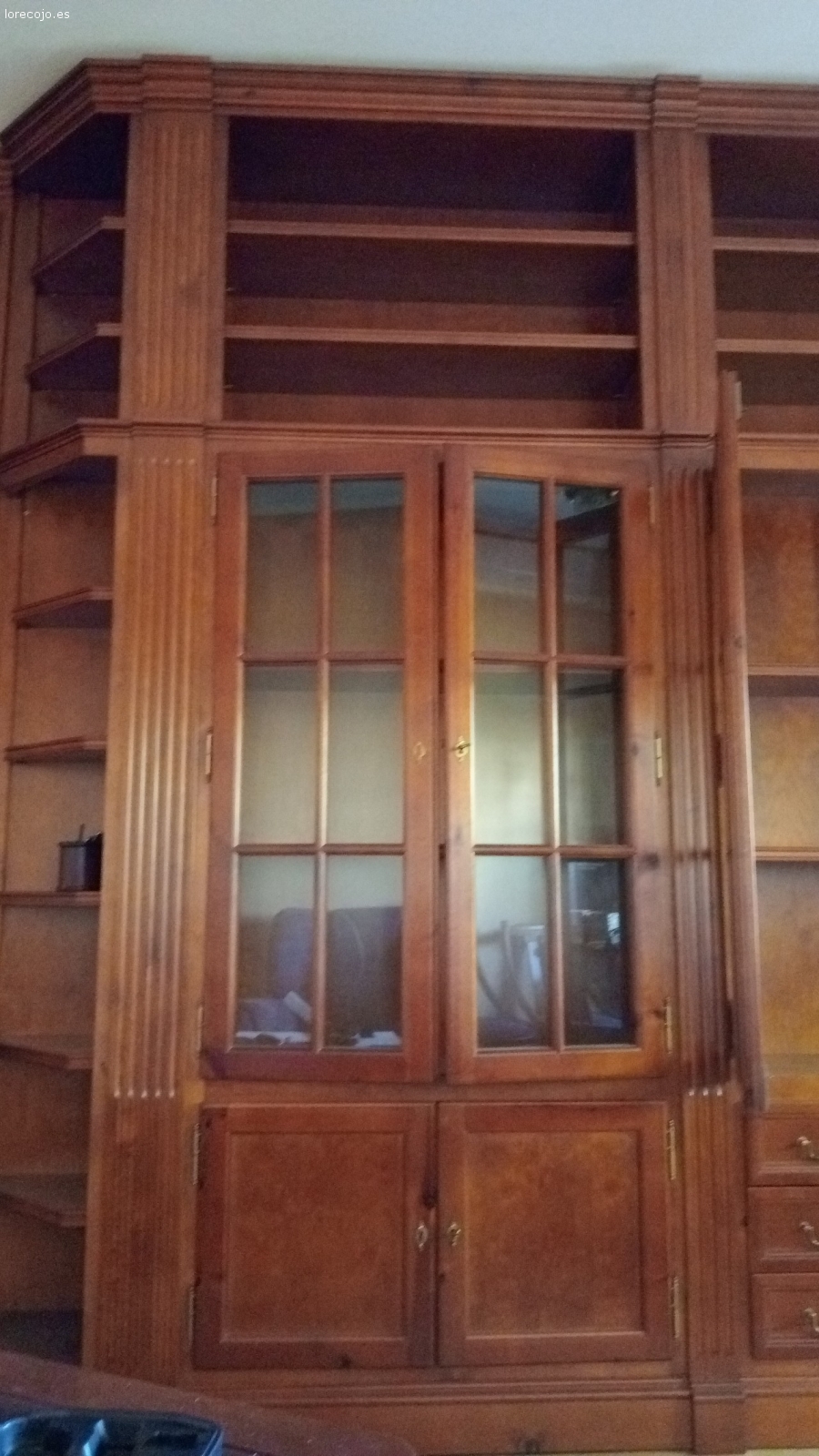 mueble de salón. se regala mueble de salón en perfecto estado 
largo 4,10
alto 2,88
40 cm 
todo aproximadamente
si estás interesado tienes que venir y desmontarlo. va por módulos.