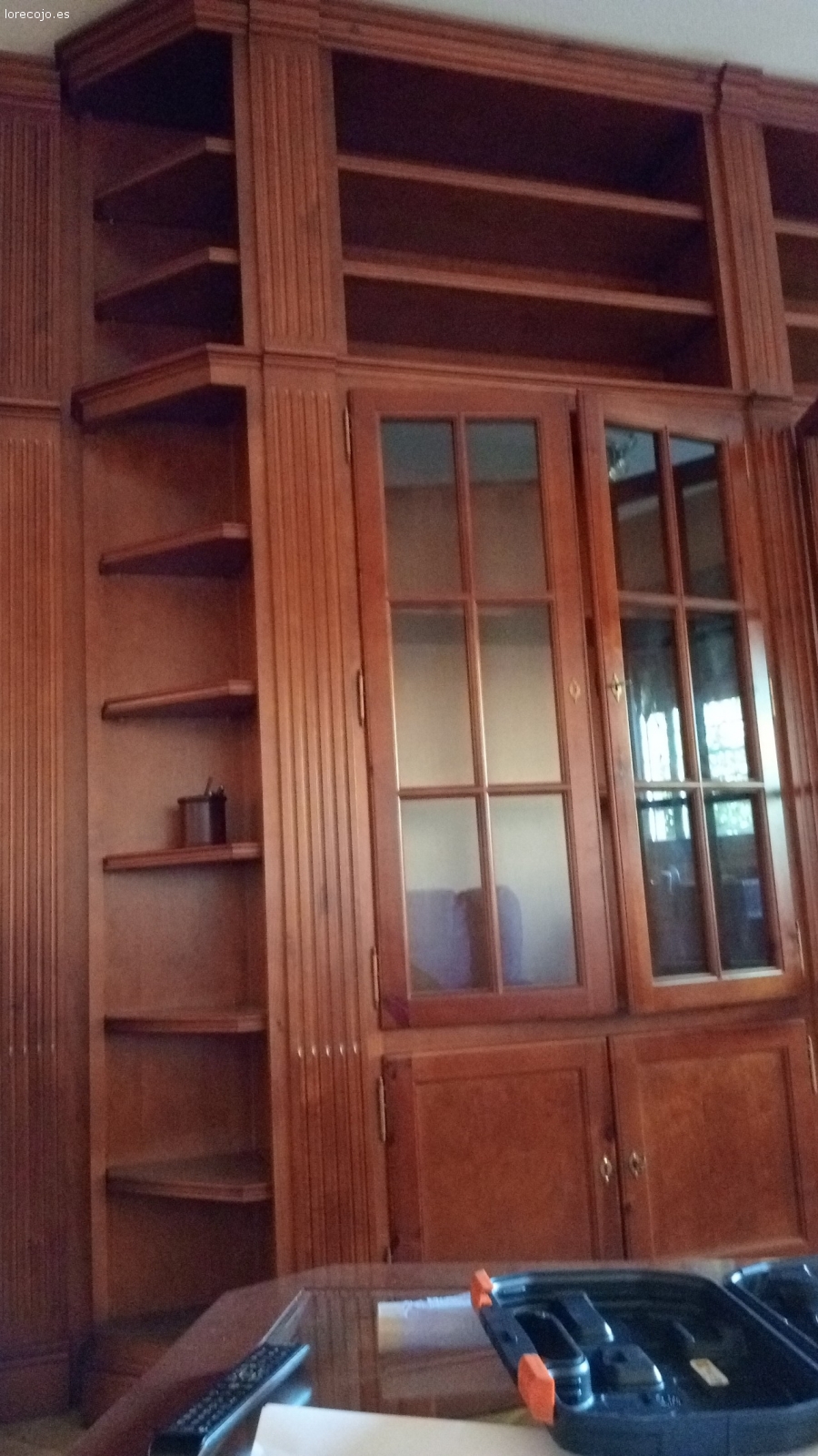 mueble de salón. se regala mueble de salón en perfecto estado 
largo 4,10
alto 2,88
40 cm 
todo aproximadamente
si estás interesado tienes que venir y desmontarlo. va por módulos.