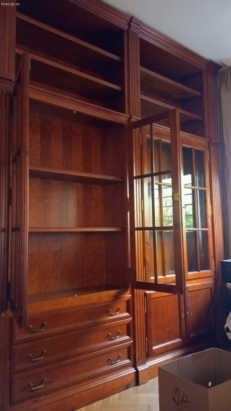 mueble de salón. se regala mueble de salón en perfecto estado 
largo 4,10
alto 2,88
40 cm 
todo aproximadamente
si estás interesado tienes que venir y desmontarlo. va por módulos.