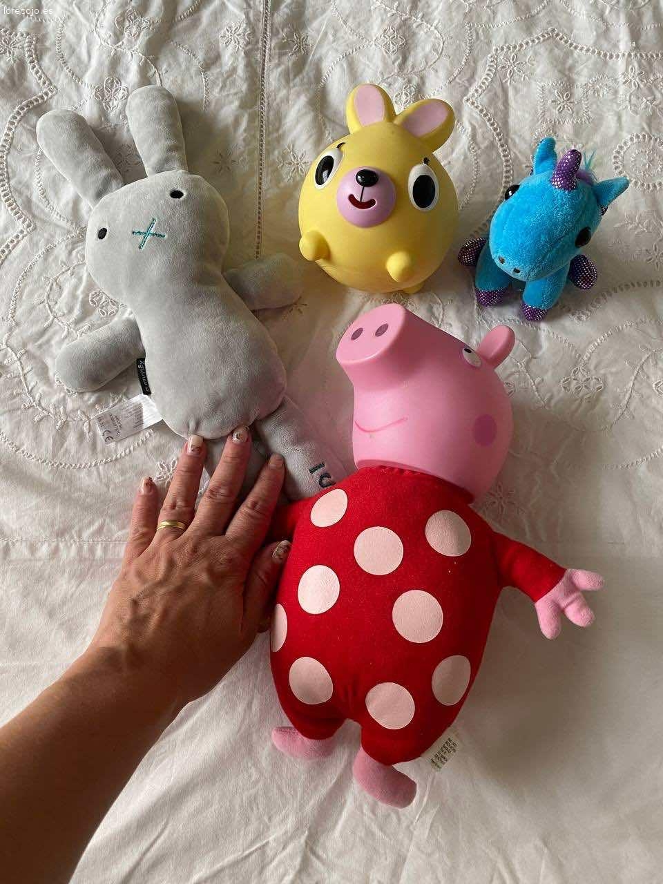 Muñecos. Regalo conjunto muñecos/peluches . La PeppaPig le aprietas la barriga y suena (a veces falla, hay que saber apretar; la doy con pilas). Pongo mi mano para que veáis el tamaño. Se entrega en Tres Cantos o a partir de septiembre algún día podría en la zona de Bernabeu.