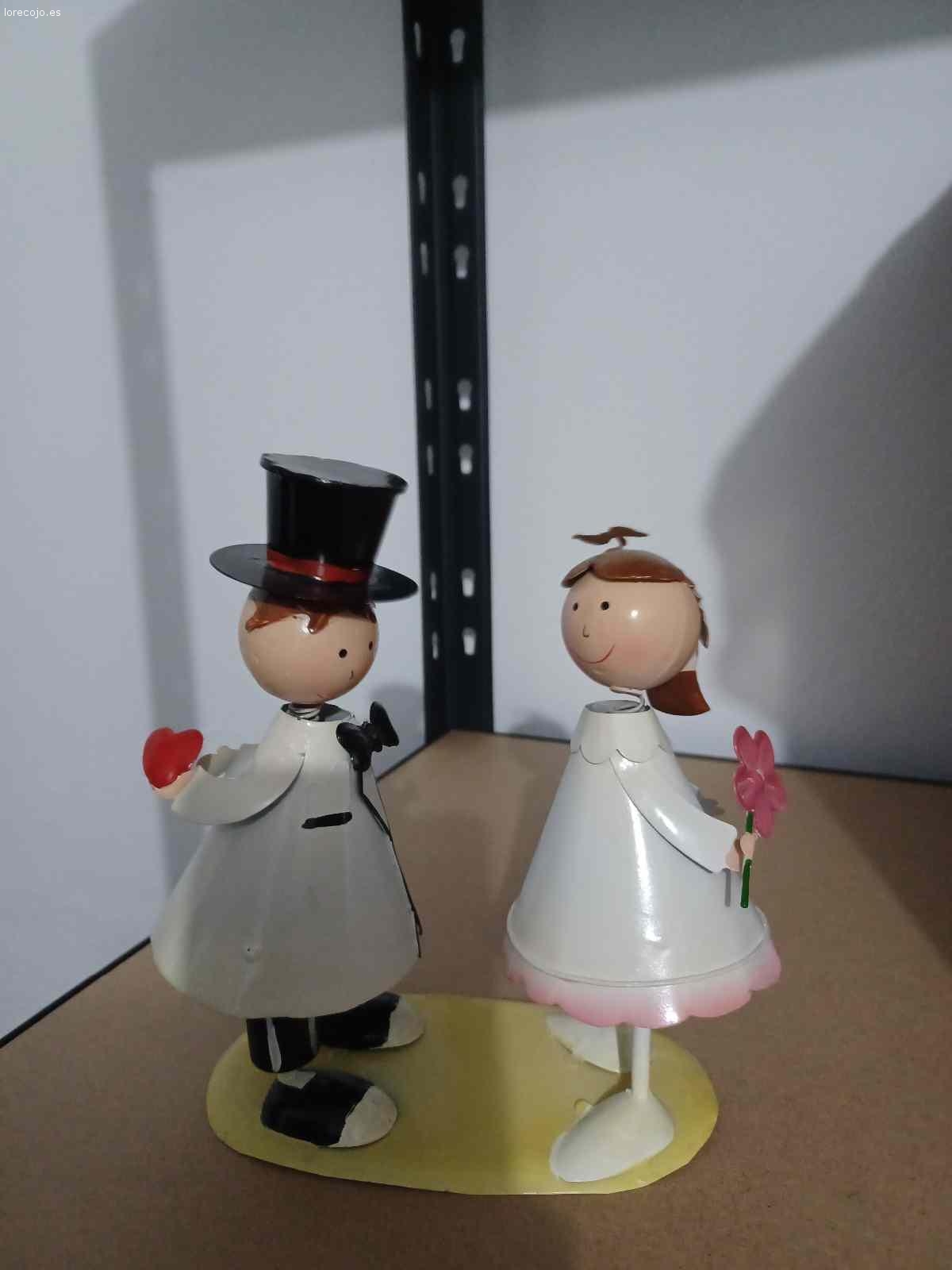 Novios para decorar tarta. Figura de novios para decorar tarta de boda. 

Si te gusta, te la regalo.