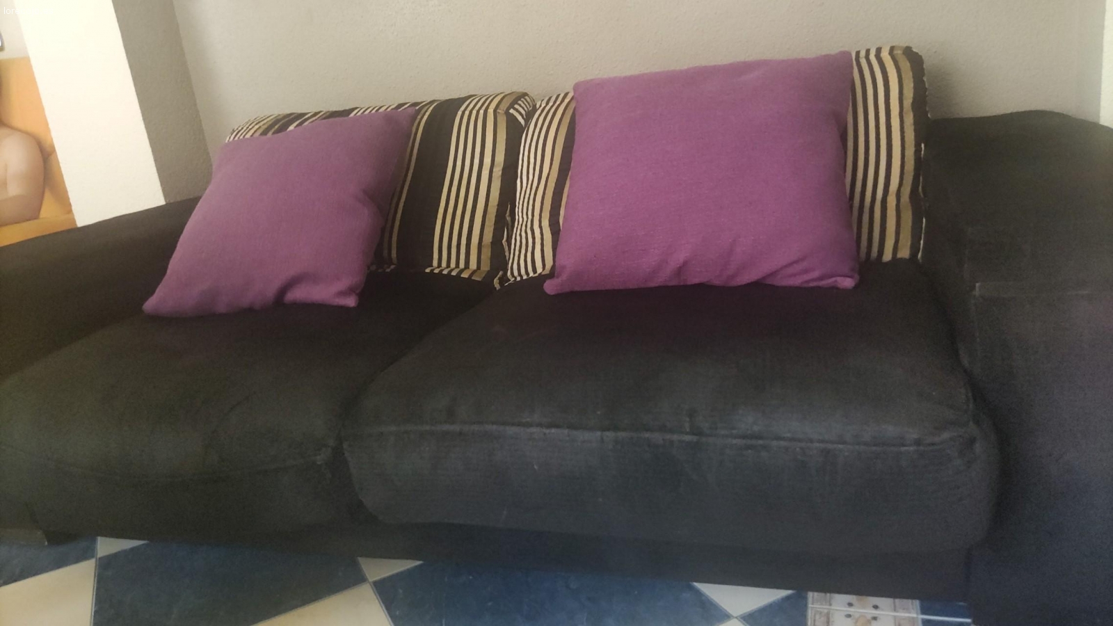 Recogida. Buenos días?Tengo mucha Ropa de hombre talla M, libros y algunos muebles. (todo en buen estado) Condición bajarlo todo . piso 3r sin ascensor. urge