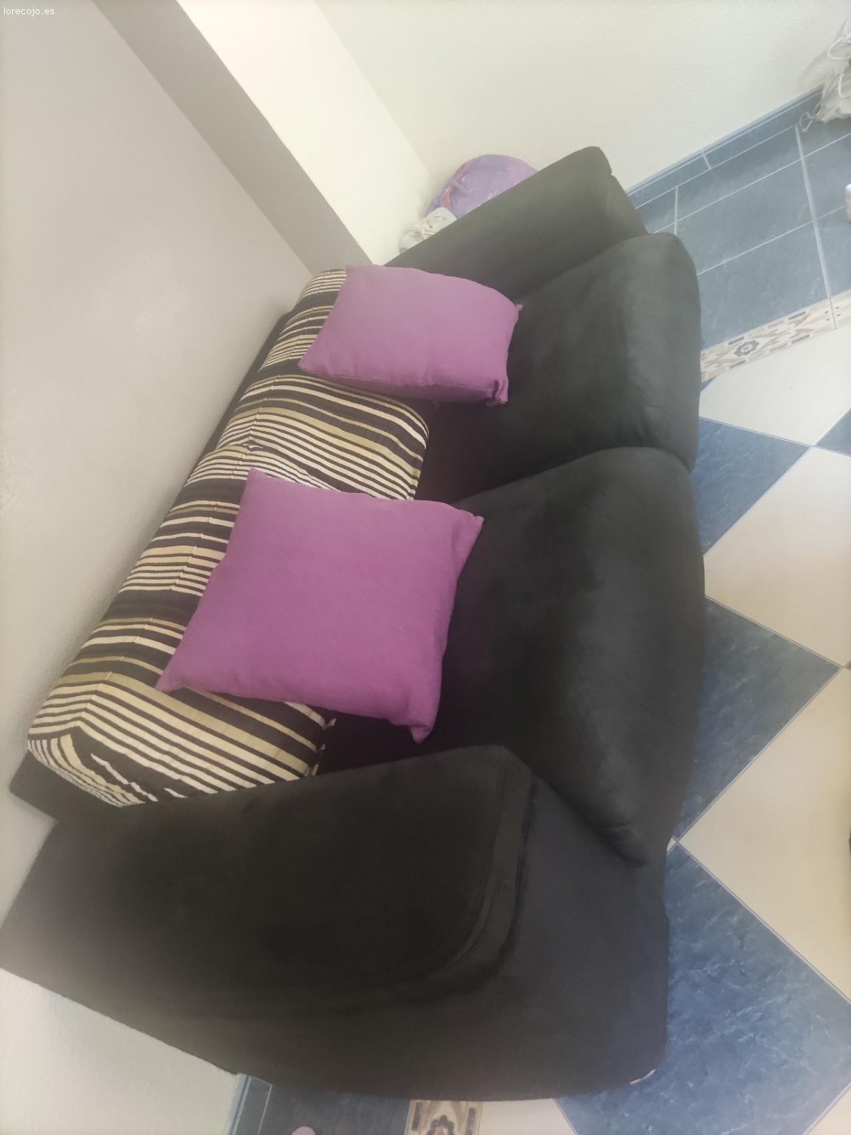 Recogida. Buenos días?Tengo mucha Ropa de hombre talla M, libros y algunos muebles. (todo en buen estado) Condición bajarlo todo . piso 3r sin ascensor. urge