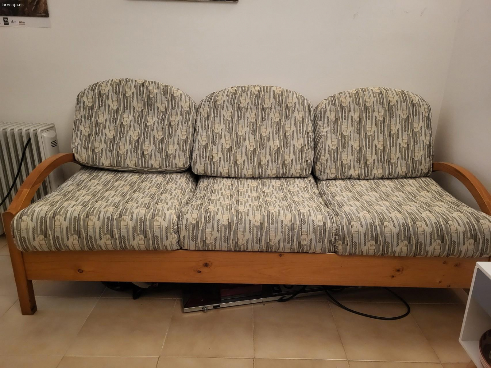 sofá 3 plazas y butaca conjunto. Estructura madera de pino y cojines de papiceria lavable en buen estado.