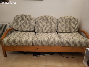 sofá 3 plazas y butaca conjunto. Estructura madera de pino y cojines de papiceria lavable en buen estado.