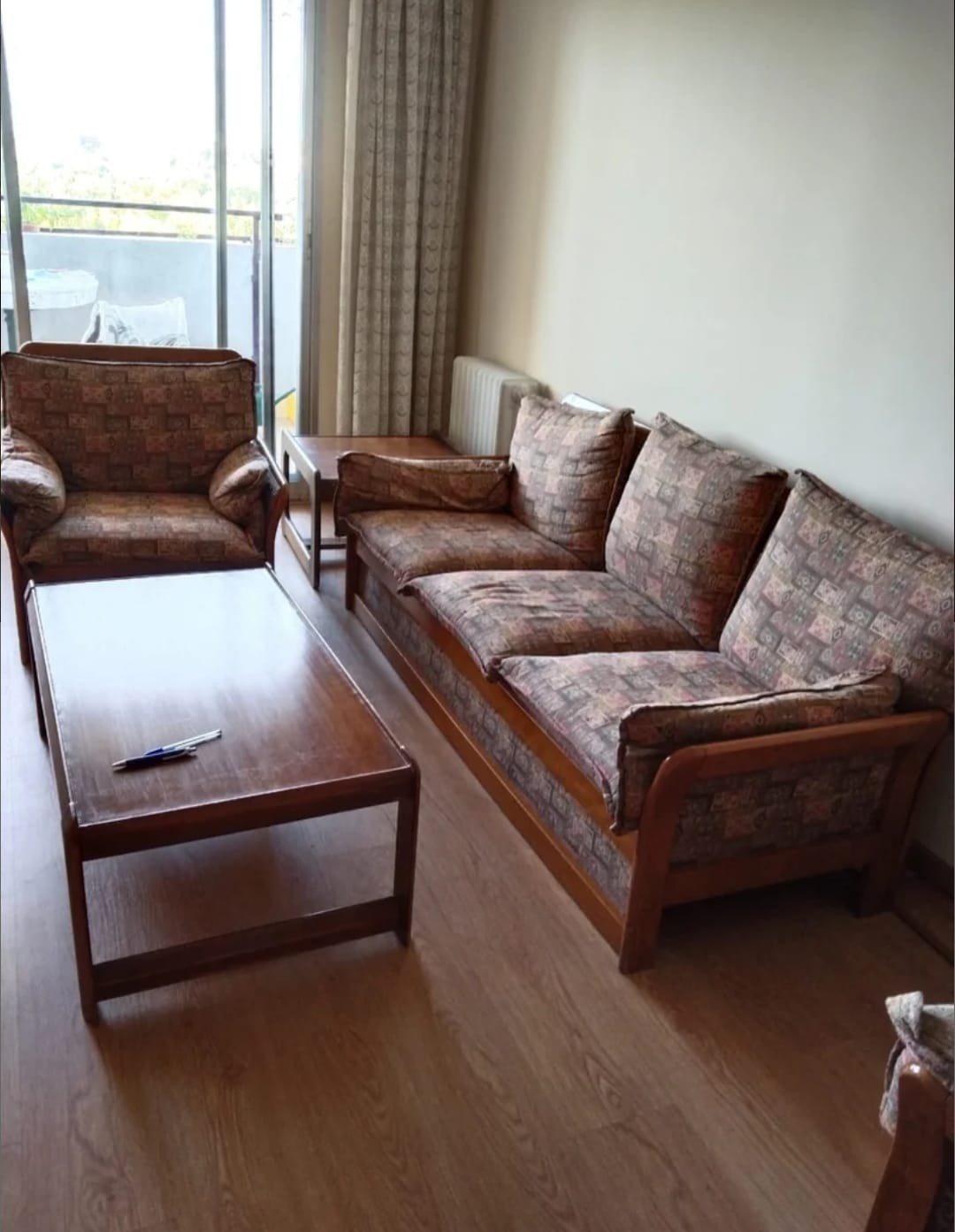 sofá tresillo+2 sillones (urge). base en madera y cogines estampados