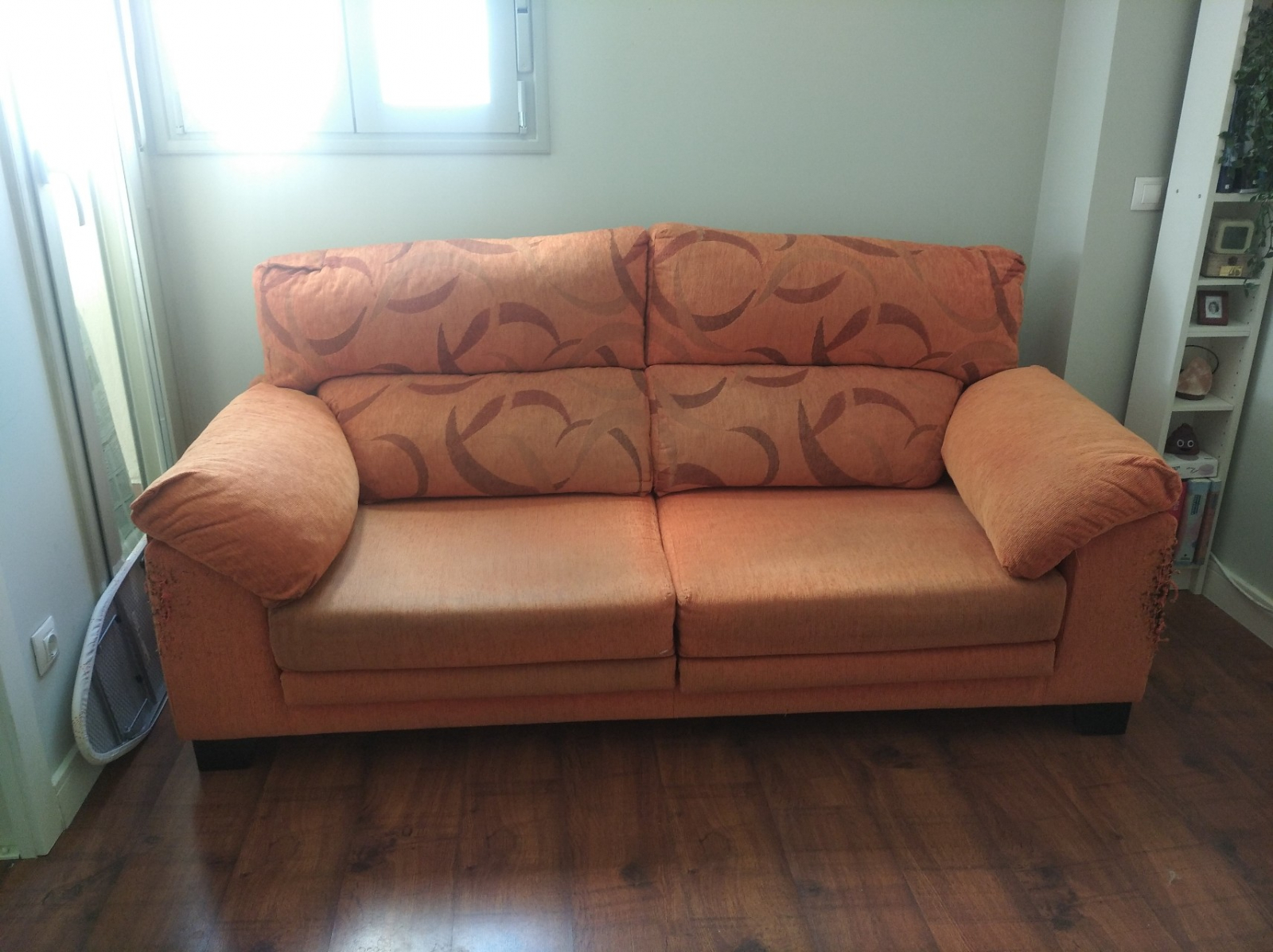 URGENTE, REGALO SOFA. Dos metros de largo, un metro de fondo y 94 centímetros de alto. Asientos extraíbles, está perfecto salvo los laterales que mi gato lo dañó, se entrega con una funda chulísima que tapa lo dañado y queda genial