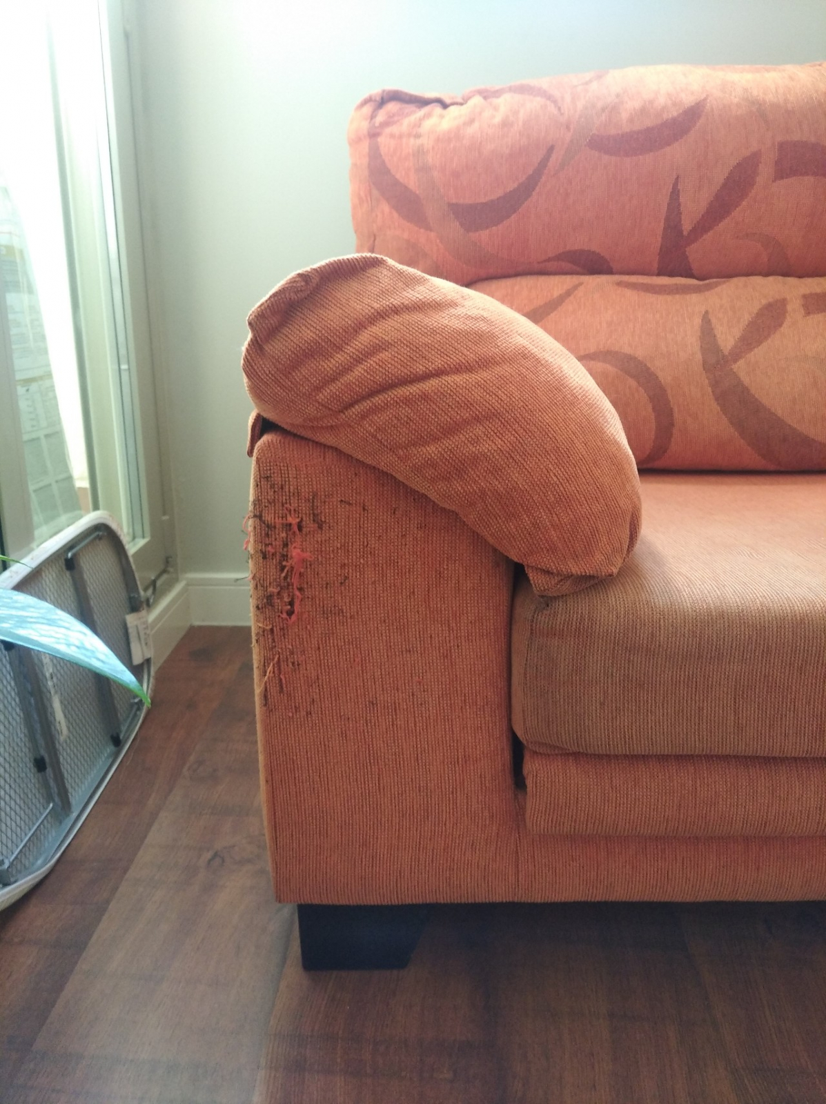 URGENTE, REGALO SOFA. Dos metros de largo, un metro de fondo y 94 centímetros de alto. Asientos extraíbles, está perfecto salvo los laterales que mi gato lo dañó, se entrega con una funda chulísima que tapa lo dañado y queda genial