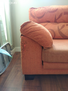 URGENTE, REGALO SOFA. Dos metros de largo, un metro de fondo y 94 centímetros de alto. Asientos extraíbles, está perfecto salvo los laterales que mi gato lo dañó, se entrega con una funda chulísima que tapa lo dañado y queda genial