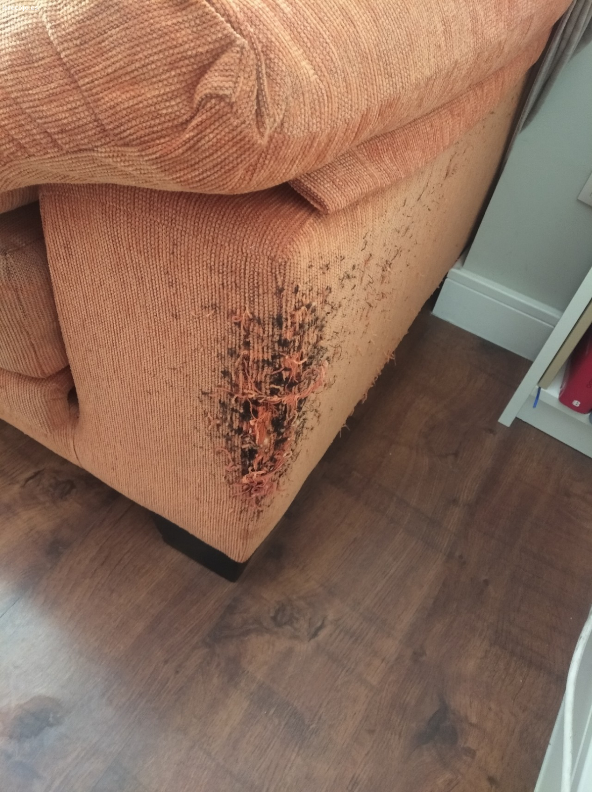 URGENTE, REGALO SOFA. Dos metros de largo, un metro de fondo y 94 centímetros de alto. Asientos extraíbles, está perfecto salvo los laterales que mi gato lo dañó, se entrega con una funda chulísima que tapa lo dañado y queda genial