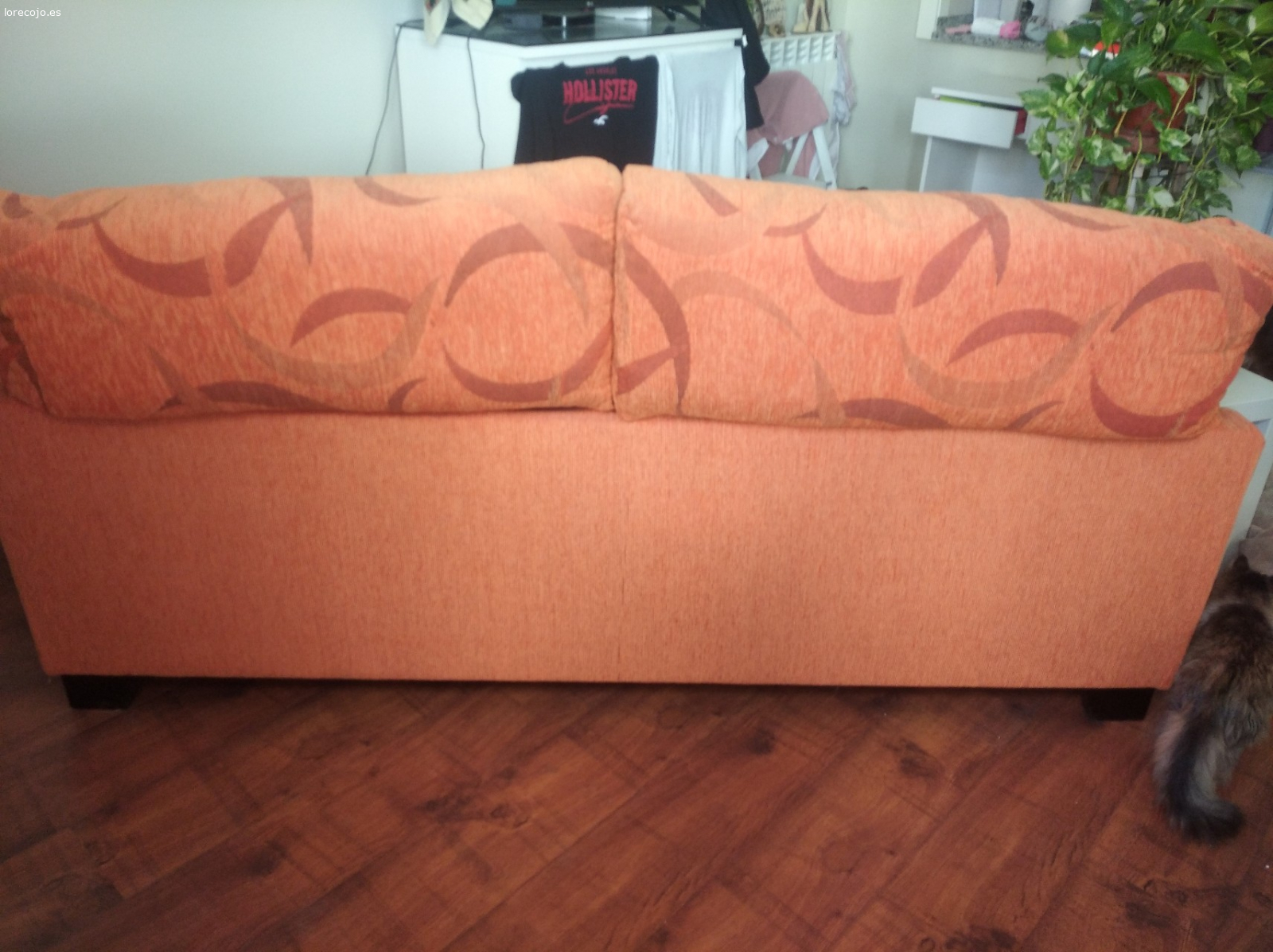 URGENTE, REGALO SOFA. Dos metros de largo, un metro de fondo y 94 centímetros de alto. Asientos extraíbles, está perfecto salvo los laterales que mi gato lo dañó, se entrega con una funda chulísima que tapa lo dañado y queda genial