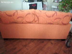 URGENTE, REGALO SOFA. Dos metros de largo, un metro de fondo y 94 centímetros de alto. Asientos extraíbles, está perfecto salvo los laterales que mi gato lo dañó, se entrega con una funda chulísima que tapa lo dañado y queda genial